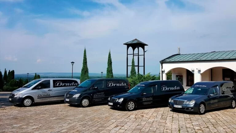 Přepravu zesnulých do Rakouska zajišťuje společnost Drnda.